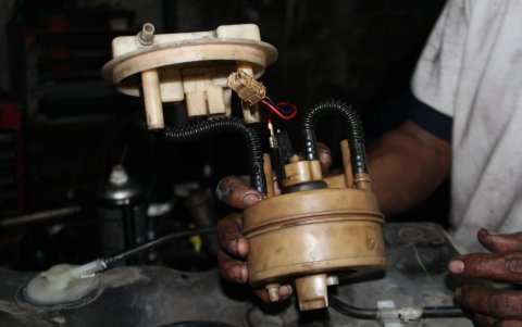 Para realizar la limpieza, el tanque de combustible es extraído del vehículo.