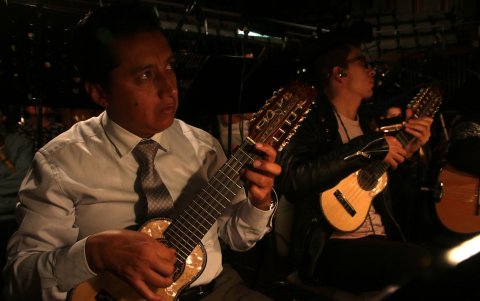 Melodías. La banda sonora de la obra es interpretada por la Orquesta de Instrumentos Andinos, que suma guitarras, charangos, marimbas, flautas de pan y más.