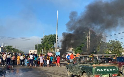 Hubo quema de llantas en un tramo de la ruta que conduce a la playa.