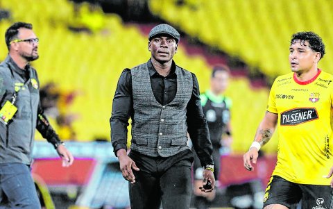 Segundo Alejando Castillo (c) dirigiendo desde la banca de Barcelona