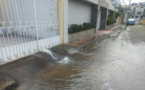 Los patios de las viviendas han empezado a inundarse desde el pasado 3 de julilo.