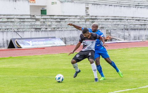 El juego entre La Cantera FC e Independiente Ibarra se reanudó tras el despegue del helicóptero.