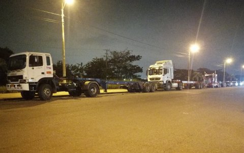 Los carros se parquean en una zona que complica