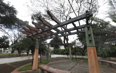 Solo unos cuentos palos quebrados quedan de lo que un día fue la glorieta de uno de los parques de Albatros.