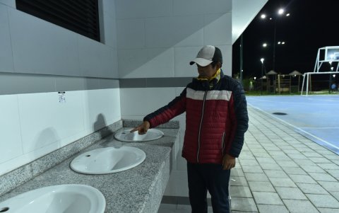 Con todo. Los delincuentes han saqueado objetos mínimos de un complejo deportivo.