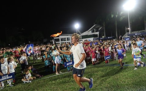 Francisco Castro lleva la tea olímpica.