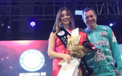 Sofía Bucaram, Reina del Tennis Club, junto a su papá, José Fernando Bucaram