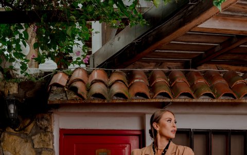 Tiene 37 años y es divorciada.