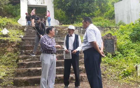Los preparativos. El pastor Timoteo Guerrero junto a otros líderes evangélicos, en las jornadas de trabajo en el Cementerio de los Protestantes, apoyados por grupos de jóvenes locales.