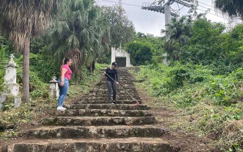 Un grupo de jóvenes recorren la escalinata del Cementerio de los Protestantes, durante una de las jornadas de limpieza.