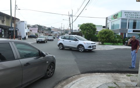 Tránsito. En la intersección con la Jorge Pérez se quejan por el retiro del semáforo y la falta de señales. Es un punto conflictivo.