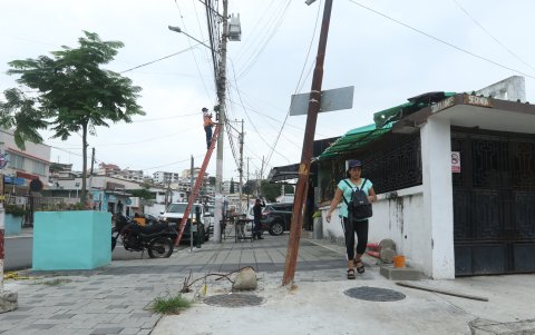 Panorama. Hay postes inclinados y obstáculos en diferentes sitios. 3. Problema. Denuncian además la falta de soterramiento de cables. Estos van a parar incluso a los maceteros.