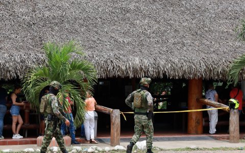 Militares prestan seguridad en el lugar donde fue asesinado un policía, en el municipio de El Zulia, en el departamento de Norte Santander (Colombia).