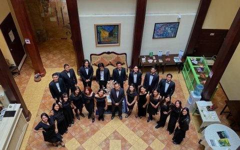 Miembros del coro de la UCSG, que se preparan para ofrecer un sesión didáctica.