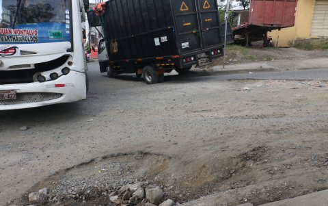 Manejo. Conductores realizan maniobras peligrosas para evitar caer en los baches.