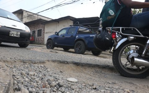 Vía. Hay temor en dueños de vehículos por posibles daños.