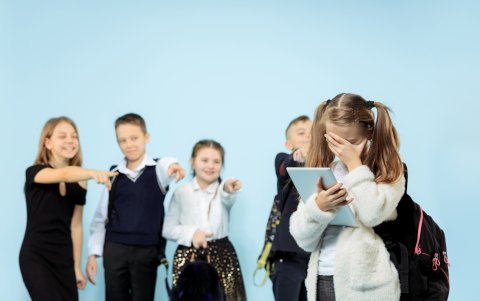 El regreso a clases es un factor externo que puede reavivar emociones negativas en algunos menores.