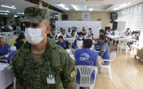 Funcionarios del CNE trabajan en la clasificación de los documentos electorales impresos por el IGM.