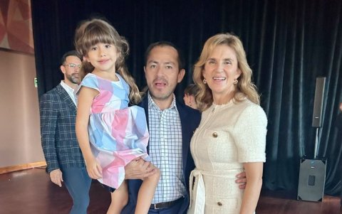 Xavier Dávila y Claudia González con su pequeña Eva María.