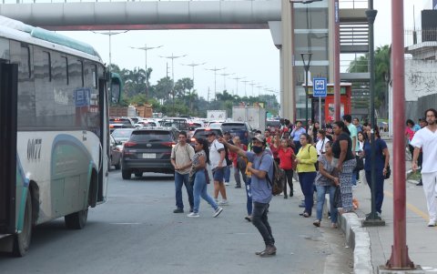 A diario, los peatones lidian con los vehículos que circulan por la zona. Para intentar tomar el transporte público, se lanzan a la vía.