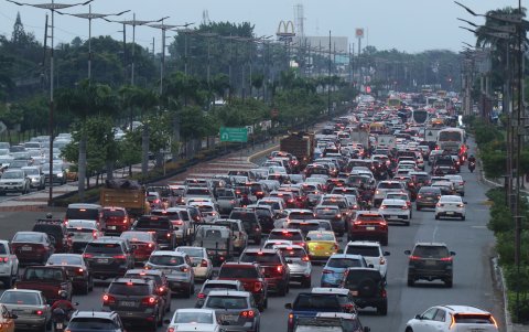 Los carriles y retornos permanecen colapsados en las horas pico, por las mañanas y las noches.