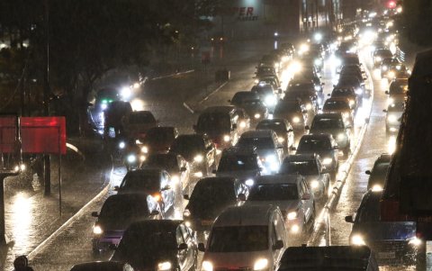 Así permanece ahora el tráfico en la avenida Carlos Julio Arosemena.