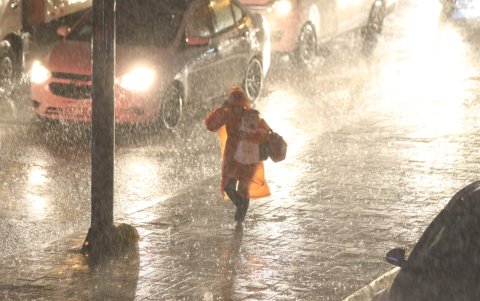 En el norte, los ciudadanos han optado por caminar ante la dificultad de hallar un bus o taxi.