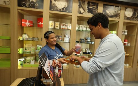 Otros platillos. El ‘Bubble Tea’, que cuenta con base de té, es un platillo que atrae a los más jóvenes. Pero también hay más opciones como platos hechos con esta planta.