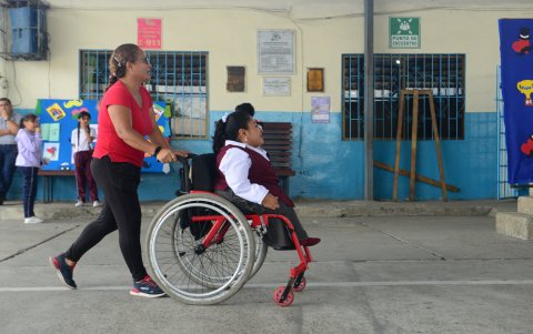 Apoyo. Narcisa Román es la asistente de la maestra dentro y fuera del aula.