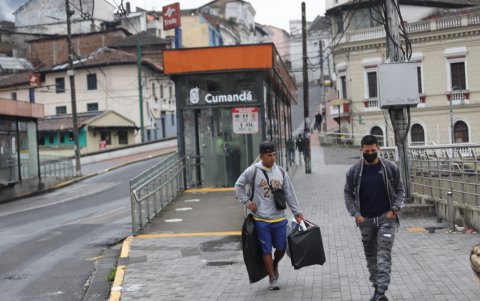 A varios usuarios la noticia les tomó por sorpresa y tuvieron que caminar para llegar a sus destinos.