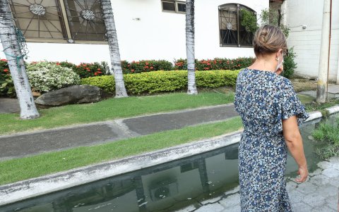 Las personas se quejan por el mal olor del pozo séptico de una vivienda