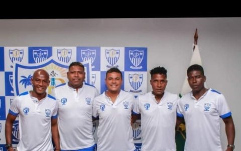 Bagüí (i), junto a Luis Caicedo, director deportivo; Hernán Garcés, asistente y Gustavo Nazareno y José Perea, preparadores físicos.