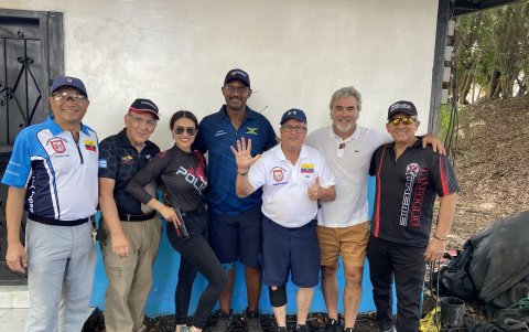 Organizadores y competidores durante el desarrollo de las competencias en el Club Guayas de Tiro y Aviación.