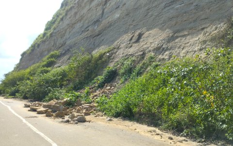Daños.  Derrumbes, huecos y otra clase de problemas se evidencian en la que vía que conecta a Montañita con Olón.