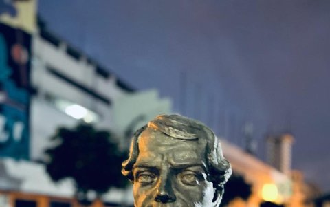 Escultura de Vicente Rocafuerte con 'Collar Incómodo'.