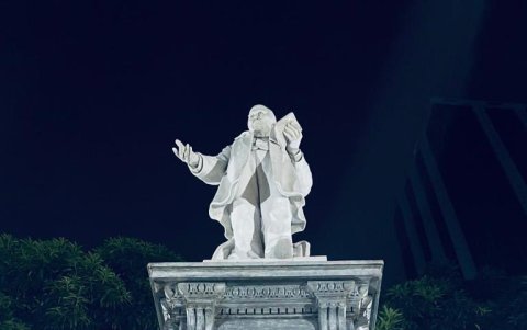 Escultura de Pedro Carbo con el collar rosa.