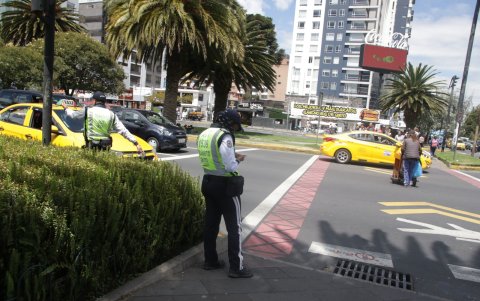 Ocupación. Los agentes se guarecen del sol y solo observan cómo el semáforo hace su trabajo, mientras el tráfico se acentúa.