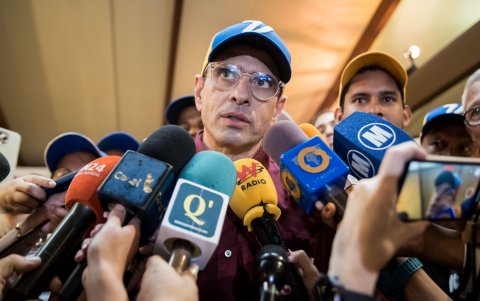 El opositor Henrique Capriles habla con medios el 24 de junio de 2023, en Caracas.