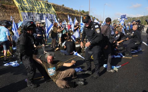 La Policía trata de desalojar a manifestantes que bloqueaban la vía de entrada a Jerusalem, este martes 11 de julio.
