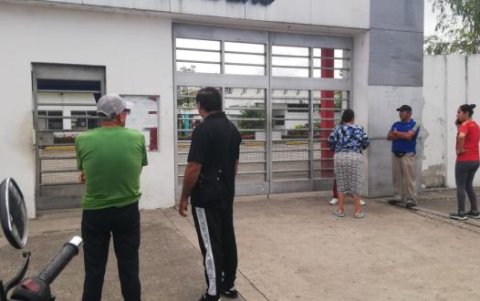 Padres llegaron al colegio para retirar a sus hijos