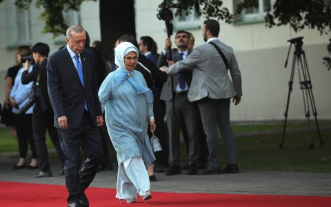 El presidente turco Recep Tayyip Erdogan y su esposa Emine Erdogan asisten a una cena en la Cumbre de la OTAN.
