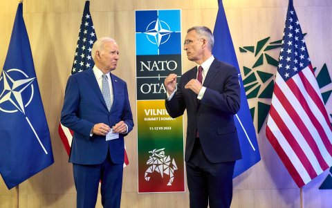 El presidente de Estados Unidos, Joe Biden; y el secretario general de la OTAN, Jens Stoltenberg, durante una reunión bilateral este martes 11 de julio.