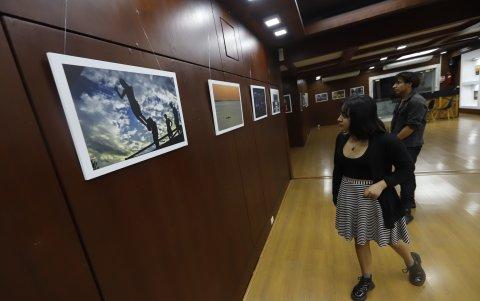 Un par de personas observan detalles de varias de las fotografías que se exhiben en el Museo Luis A. Noboa Naranjo, en Guayaquil.