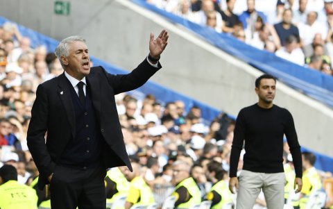 El entrenador del FC Barcelona, Xavi Hernández (i), y el entrenador del Real Madrid Carlo Ancelotti