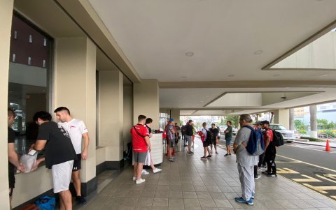 Varios hinchas de Estudiantes hicieron vigilia en las afueras de un hotel del norte de la ciudad donde se hospedaron los jugadores, previo al partido con Barcelona.