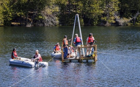 El equipo del laboratorio Patterson recoge sedimentos de la parte más profunda del lago Crawford.