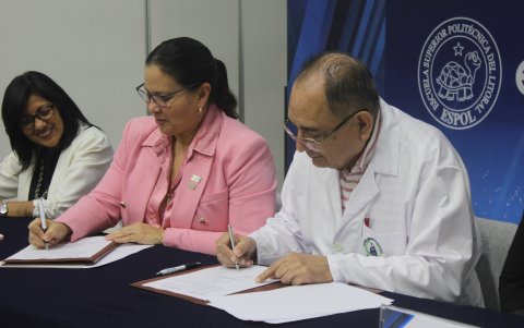 Cecilia Paredes, rectora de la Espol, en el centro, junto a Carlos Orellana, director técnico del Instituto de Neurociencia, durante la firma del convenio.