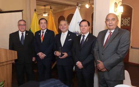 Ángel Córdova, presidente; José Changkuong, gobernador del Distrito 4400; Raúl Aguilera, presidente saliente; Kléber Vaca, secretario; y Fernando Donoso, vicepresidente.