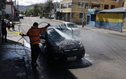 Precaución. En La Gatazo usan cisternas de agua para usarla en los cortes inesperados que se registran todas las semanas.