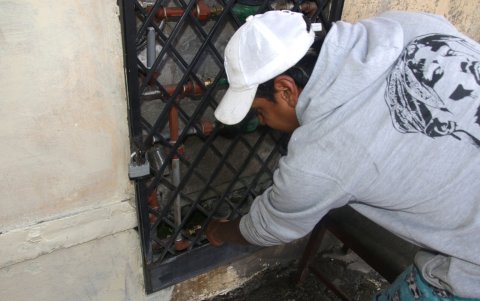 Fugas. Sobre la calle Toacazo, el agua caía a cuentagotas. Esta se desprendía de una mala conexión del medidor. El propietario espera la solución de la Epmaps.